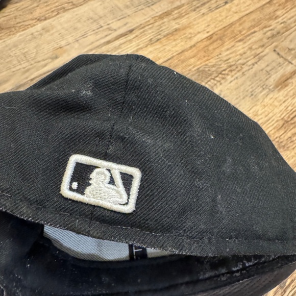 Preowned NEW Era 59Fifty Black White Chicago Cubs Fitted Ball Cap Hat SZ 7 1/2 - Picture 3 of 3